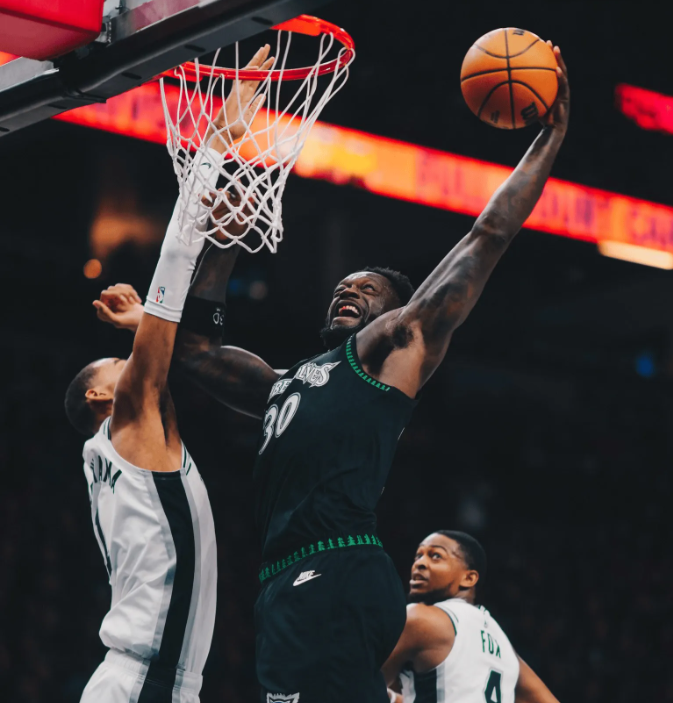 开云体育下载-文班37+15+5帽创NBA历史第一神迹！马刺2-1复仇森林狼，麦丹22中5
